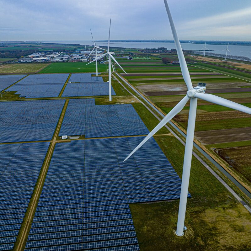 ANP 466171188 Dronefoto van hybride energiepark van Vattenfall waarbij windenergie zonne energie en opslag gecombineerd zijn